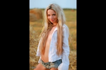 Фотосессия Русская красавица на сеновале-4