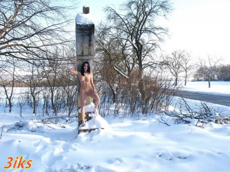 Голышом на февральском снегу-30