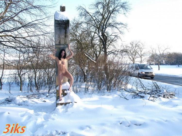 Голышом на февральском снегу-31